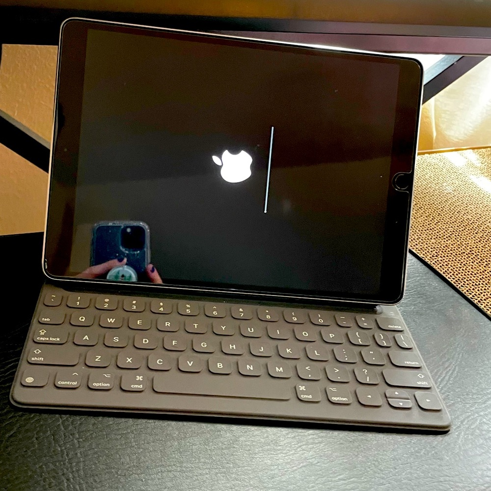 iPad 11 Pro first generation w/pen and keyboard
